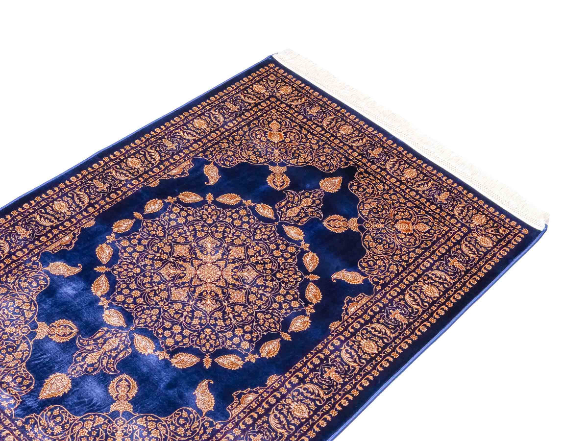 Ghom Maschinenteppich "Anahita" 120 x 80 cm aus pflanzlicher Seide (Viskose) mit Medaillon, Marineblau-Gold. Teppichnummer: V3NY096M. Persian Luxury Collection by Khademi. Made in Iran / Persia – Vertrieb durch JUPITER Intl.