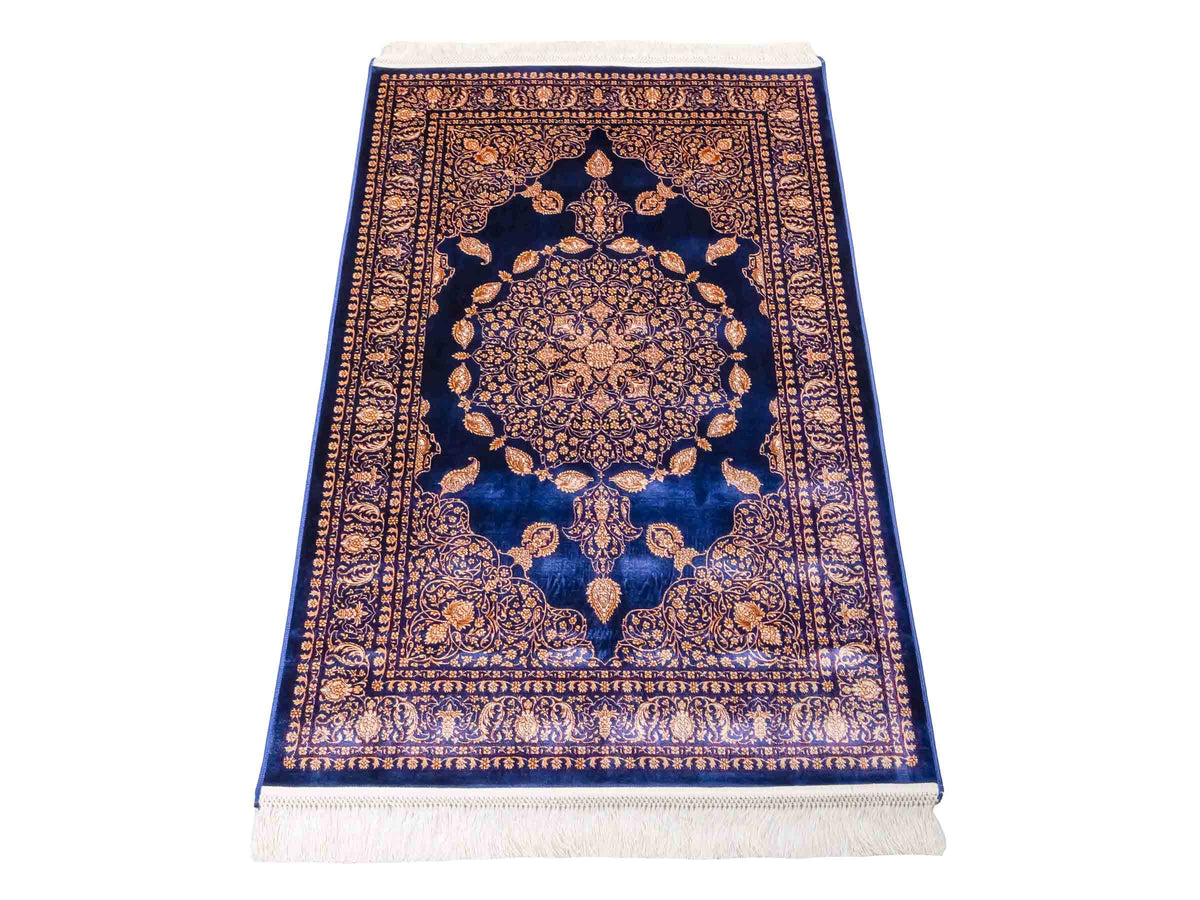 Ghom Maschinenteppich "Anahita" 120 x 80 cm aus pflanzlicher Seide (Viskose) mit Medaillon, Marineblau-Gold. Teppichnummer: V3NY096M. Persian Luxury Collection by Khademi. Made in Iran / Persia – Vertrieb durch JUPITER Intl.