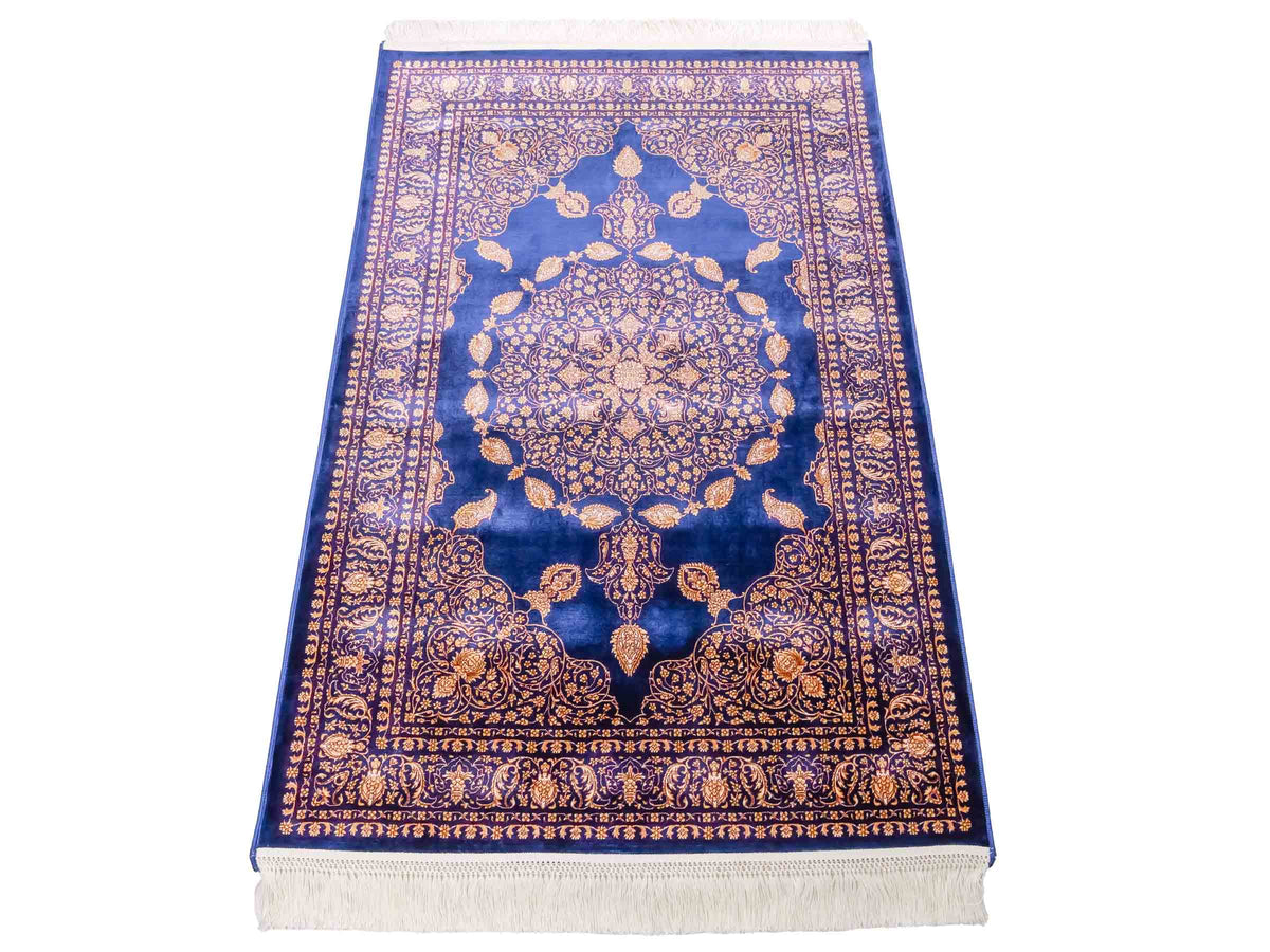 Ghom Maschinenteppich "Anahita" 120 x 80 cm aus pflanzlicher Seide (Viskose) mit Medaillon, Marineblau-Gold. Teppichnummer: V3NY096M. Persian Luxury Collection by Khademi. Made in Iran / Persia – Vertrieb durch JUPITER Intl.