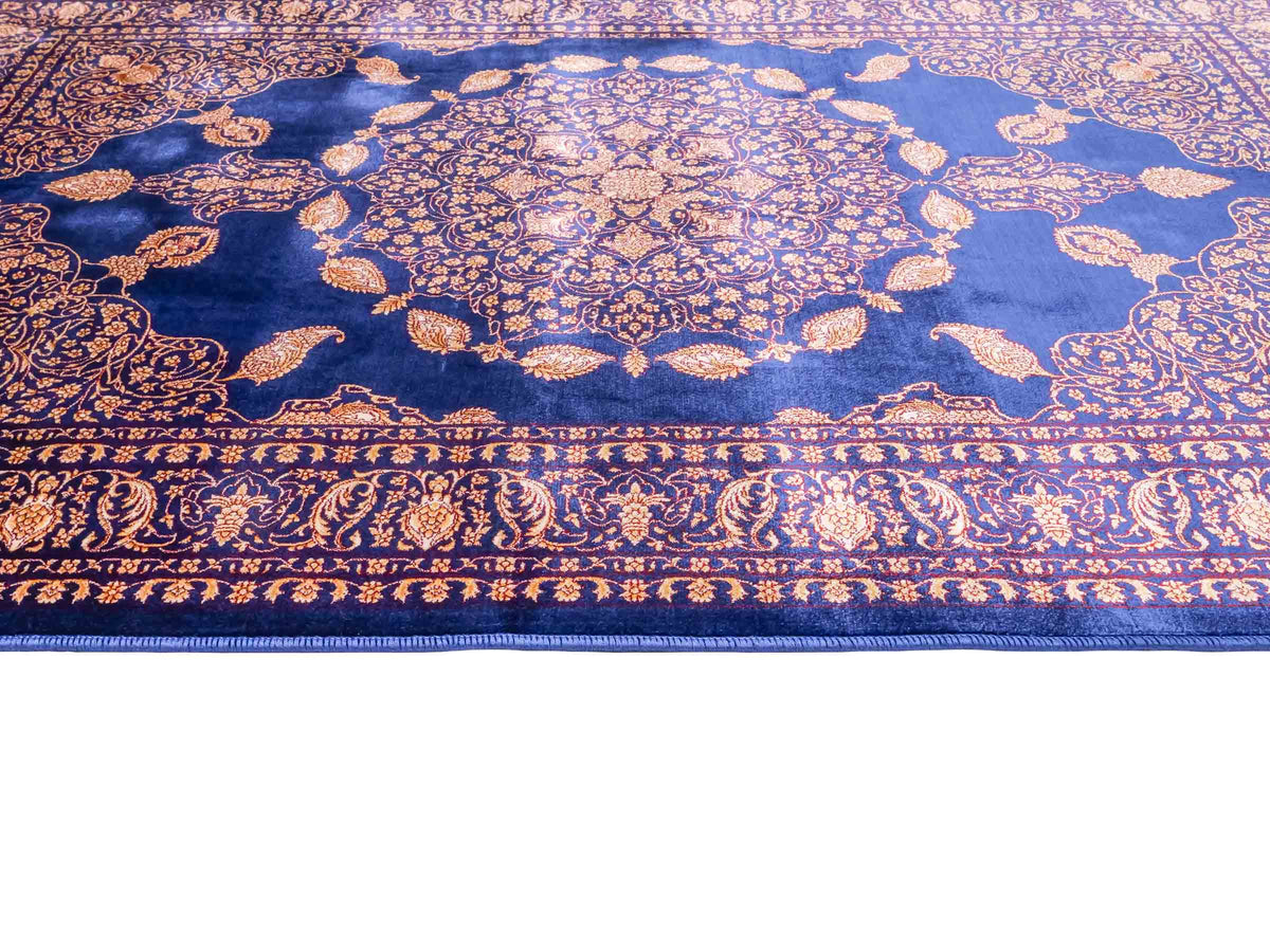 Ghom Maschinenteppich "Anahita" 120 x 80 cm aus pflanzlicher Seide (Viskose) mit Medaillon, Marineblau-Gold. Teppichnummer: V3NY096M. Persian Luxury Collection by Khademi. Made in Iran / Persia – Vertrieb durch JUPITER Intl.