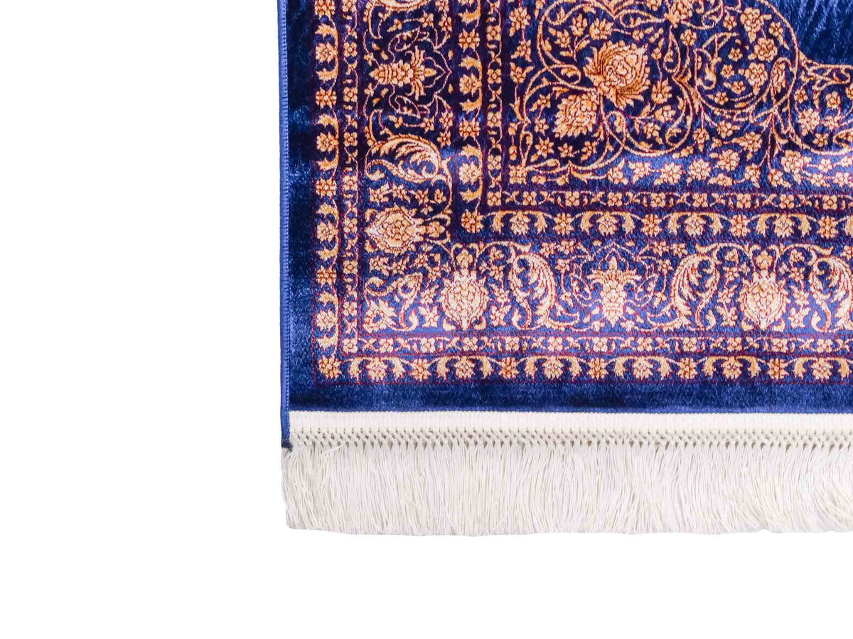 Ghom Maschinenteppich "Anahita" 120 x 80 cm aus pflanzlicher Seide (Viskose) mit Medaillon, Marineblau-Gold. Teppichnummer: V3NY096M. Persian Luxury Collection by Khademi. Made in Iran / Persia – Vertrieb durch JUPITER Intl.