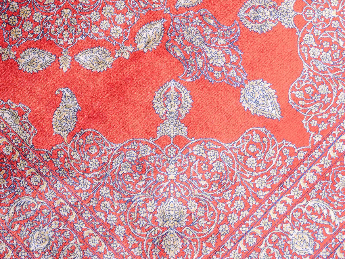 Ghom Maschinenteppich "Anahita" 120 x 80 cm aus pflanzlicher Seide (Viskose) mit Medaillon, Orange-Gold. Teppichnummer: V3BU096M. Persian Luxury Collection by Khademi. Made in Iran / Persia – Vertrieb durch JUPITER Intl.