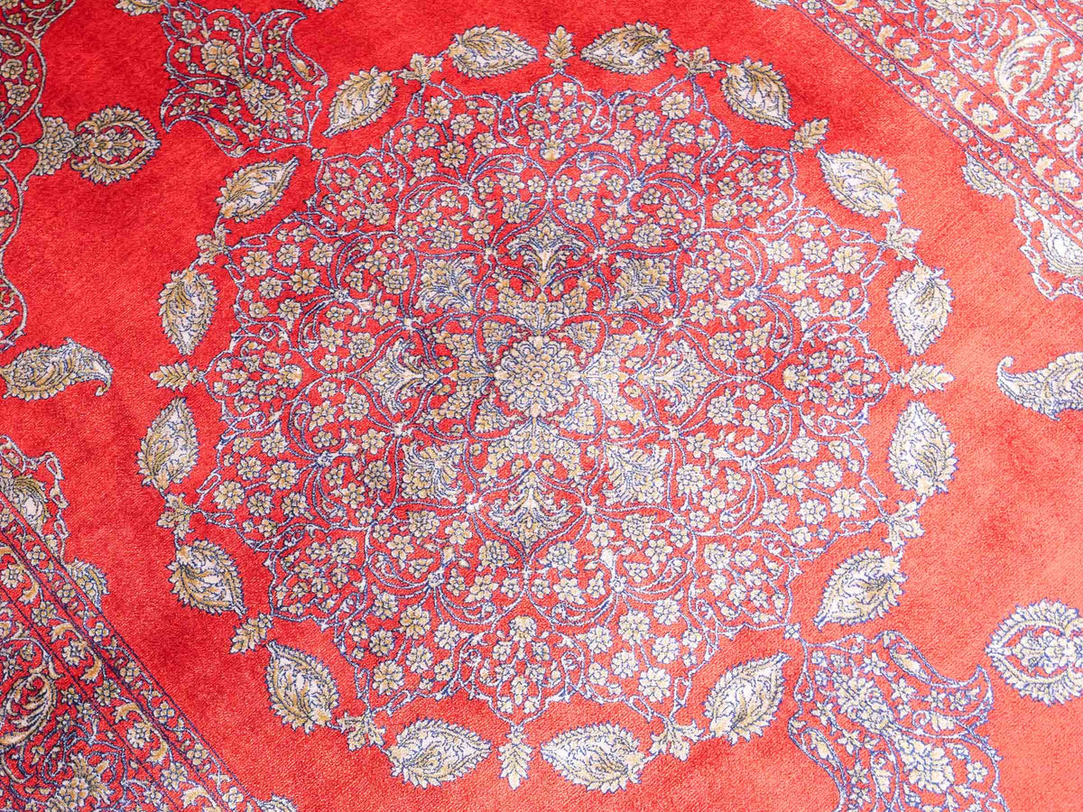 Ghom Maschinenteppich "Anahita" 120 x 80 cm aus pflanzlicher Seide (Viskose) mit Medaillon, Orange-Gold. Teppichnummer: V3BU096M. Persian Luxury Collection by Khademi. Made in Iran / Persia – Vertrieb durch JUPITER Intl.