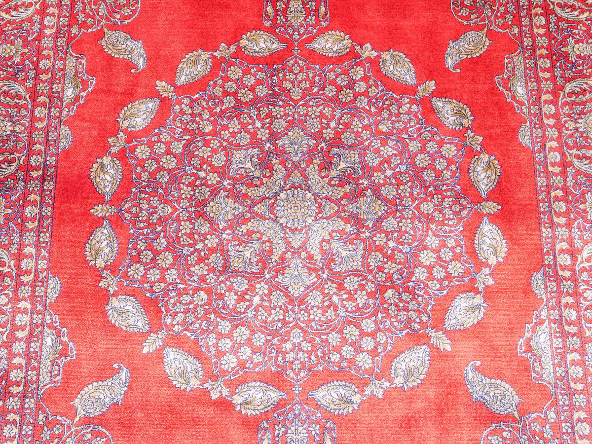 Ghom Maschinenteppich "Anahita" 120 x 80 cm aus pflanzlicher Seide (Viskose) mit Medaillon, Orange-Gold. Teppichnummer: V3BU096M. Persian Luxury Collection by Khademi. Made in Iran / Persia – Vertrieb durch JUPITER Intl.