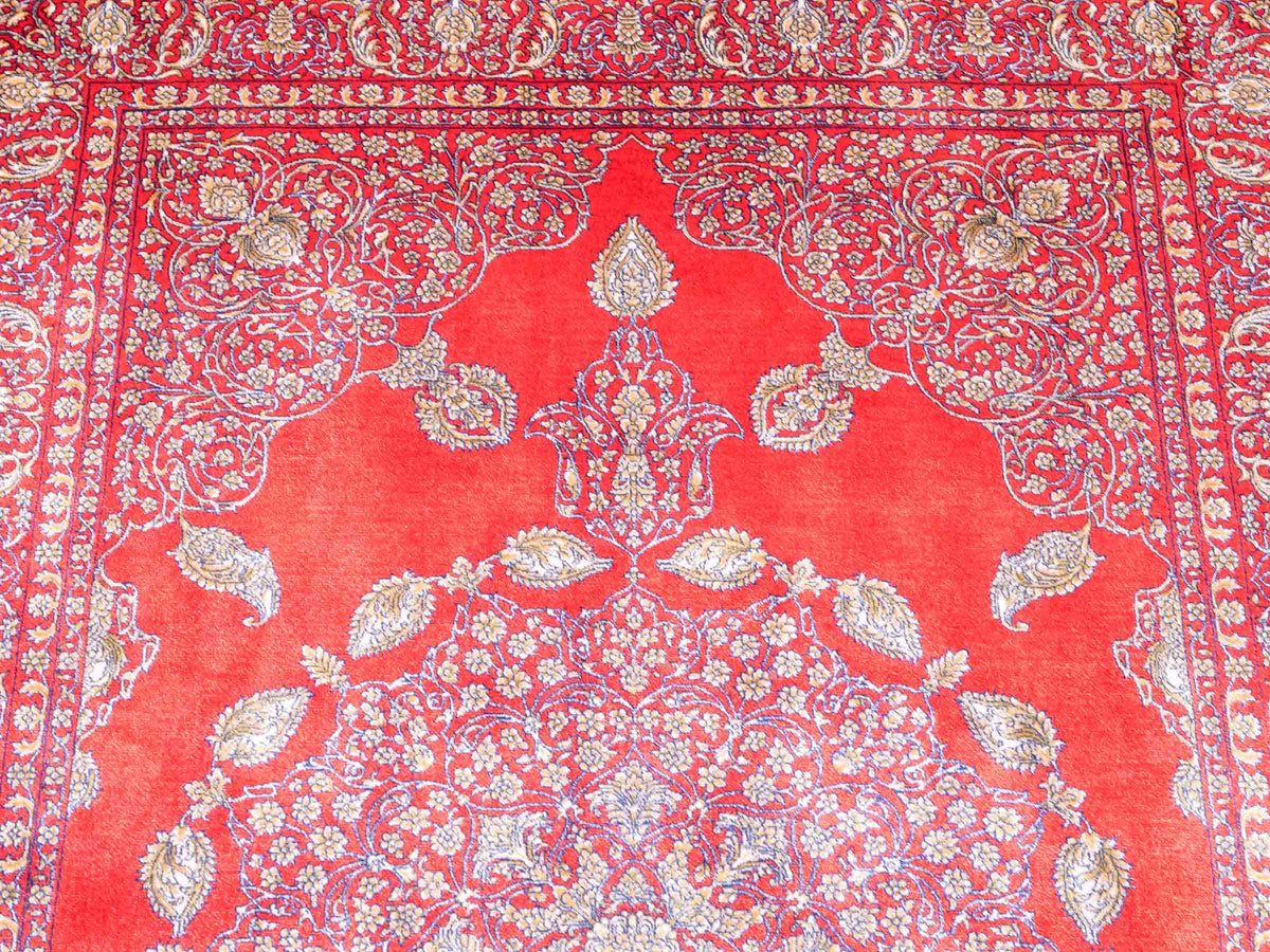 Ghom Maschinenteppich "Anahita" 120 x 80 cm aus pflanzlicher Seide (Viskose) mit Medaillon, Orange-Gold. Teppichnummer: V3BU096M. Persian Luxury Collection by Khademi. Made in Iran / Persia – Vertrieb durch JUPITER Intl.