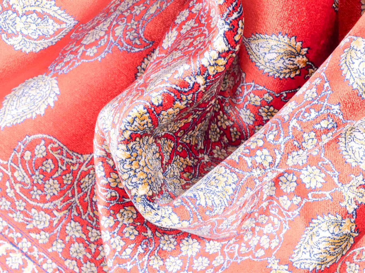 Ghom Maschinenteppich "Anahita" 120 x 80 cm aus pflanzlicher Seide (Viskose) mit Medaillon, Orange-Gold. Teppichnummer: V3BU096M. Persian Luxury Collection by Khademi. Made in Iran / Persia – Vertrieb durch JUPITER Intl.