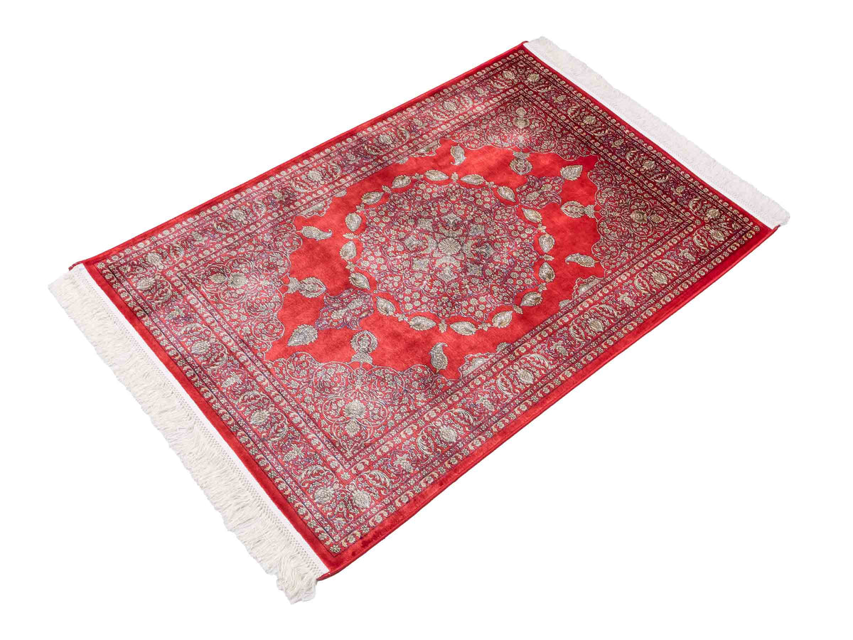 Ghom Maschinenteppich "Anahita" 120 x 80 cm aus pflanzlicher Seide (Viskose) mit Medaillon, Orange-Gold. Teppichnummer: V3BU096M. Persian Luxury Collection by Khademi. Made in Iran / Persia – Vertrieb durch JUPITER Intl.