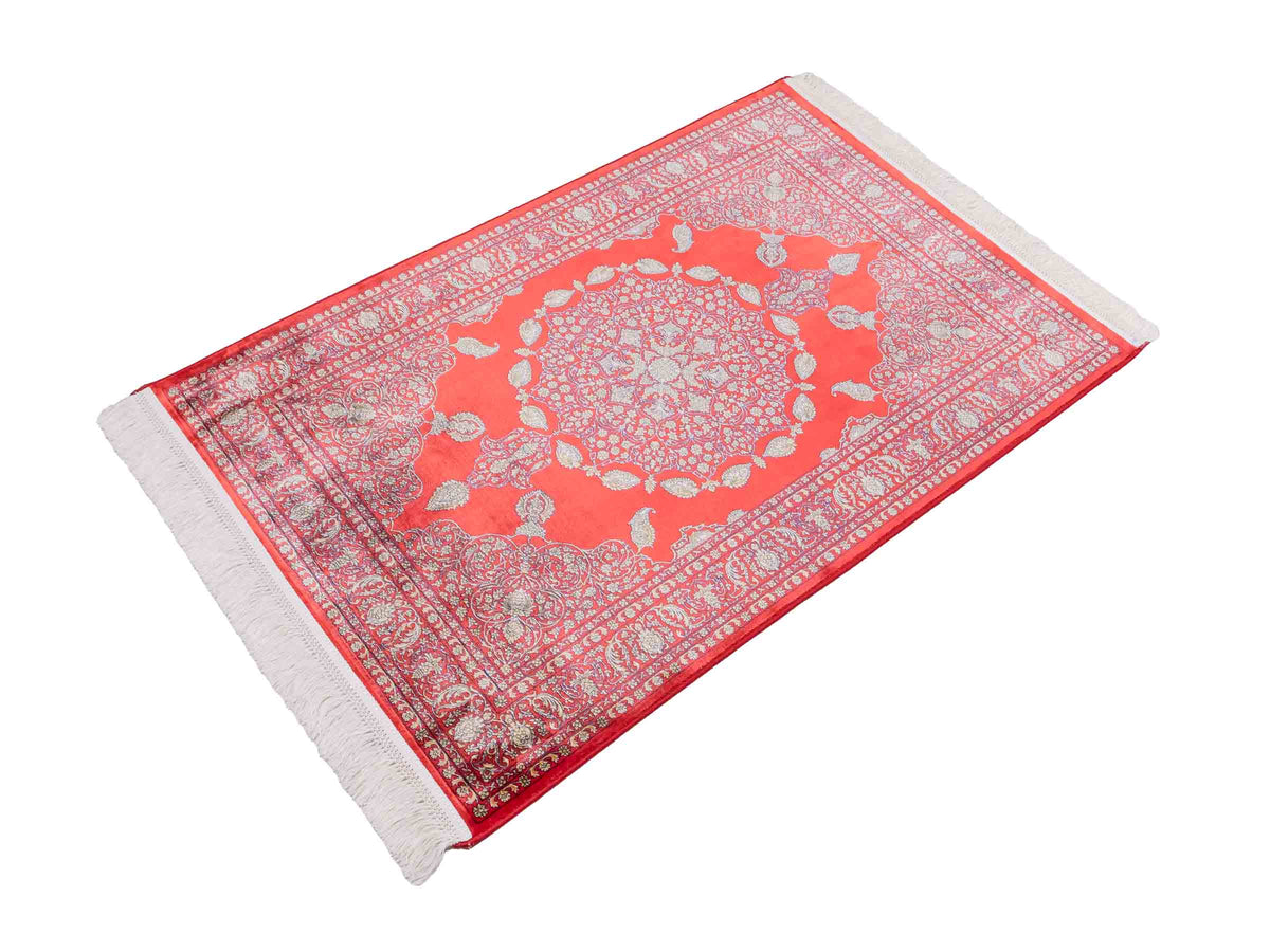 Ghom Maschinenteppich "Anahita" 120 x 80 cm aus pflanzlicher Seide (Viskose) mit Medaillon, Orange-Gold. Teppichnummer: V3BU096M. Persian Luxury Collection by Khademi. Made in Iran / Persia – Vertrieb durch JUPITER Intl.