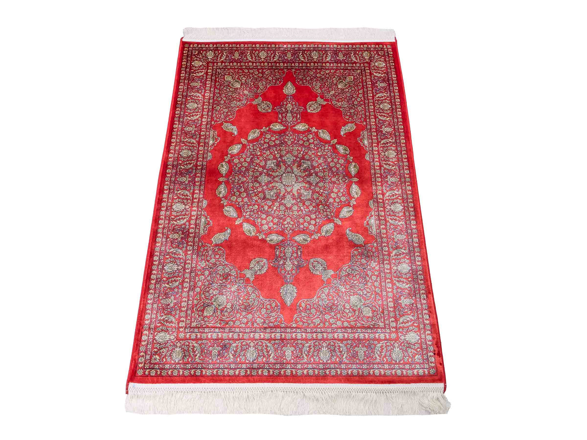 Ghom Maschinenteppich "Anahita" 120 x 80 cm aus pflanzlicher Seide (Viskose) mit Medaillon, Orange-Gold. Teppichnummer: V3BU096M. Persian Luxury Collection by Khademi. Made in Iran / Persia – Vertrieb durch JUPITER Intl.