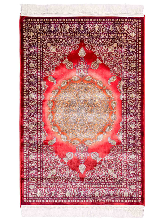 Ghom Maschinenteppich "Anahita" 120 x 80 cm aus pflanzlicher Seide (Viskose) mit Medaillon, Rot-Gold. Teppichnummer: V3RG096M. Persian Luxury Collection by Khademi. Made in Iran / Persia – Vertrieb durch JUPITER Intl.