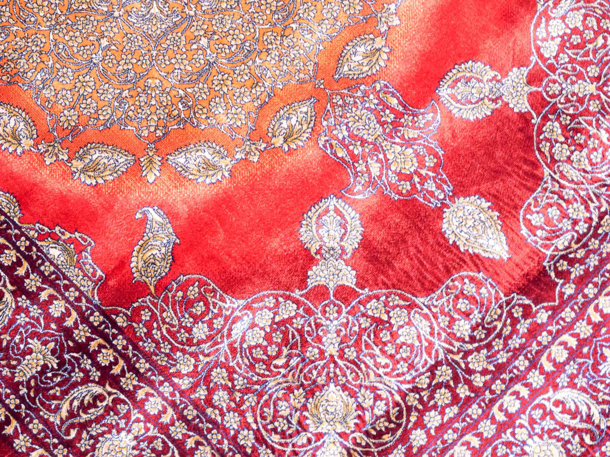 Ghom Maschinenteppich "Anahita" 120 x 80 cm aus pflanzlicher Seide (Viskose) mit Medaillon, Rot-Gold. Teppichnummer: V3RG096M. Persian Luxury Collection by Khademi. Made in Iran / Persia – Vertrieb durch JUPITER Intl.