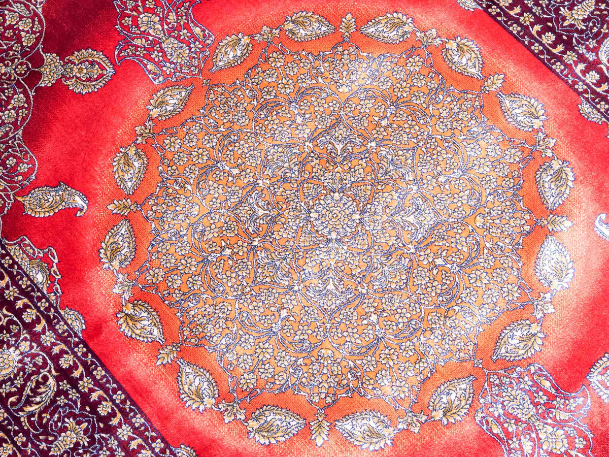 Ghom Maschinenteppich "Anahita" 120 x 80 cm aus pflanzlicher Seide (Viskose) mit Medaillon, Rot-Gold. Teppichnummer: V3RG096M. Persian Luxury Collection by Khademi. Made in Iran / Persia – Vertrieb durch JUPITER Intl.