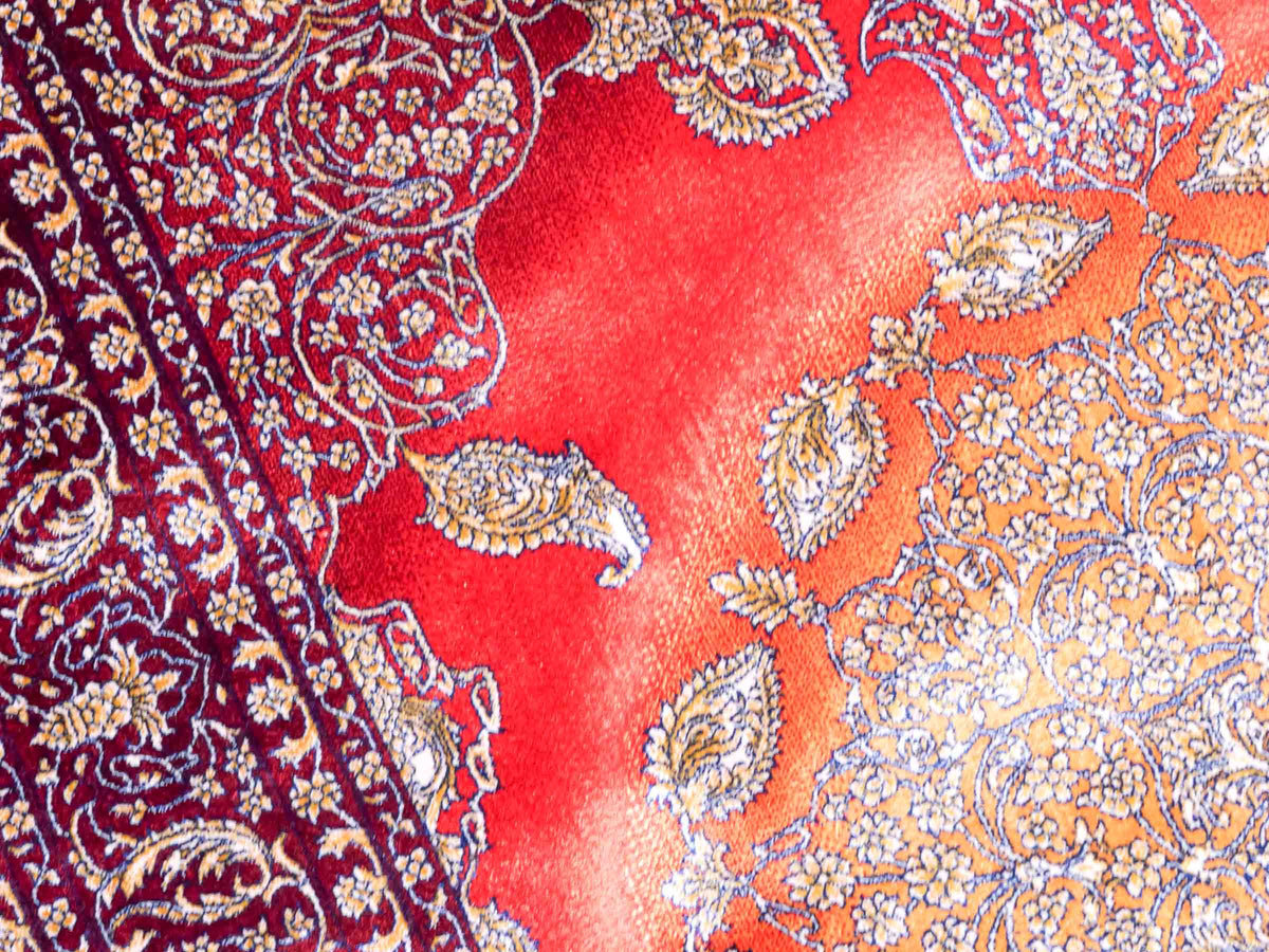 Ghom Maschinenteppich "Anahita" 120 x 80 cm aus pflanzlicher Seide (Viskose) mit Medaillon, Rot-Gold. Teppichnummer: V3RG096M. Persian Luxury Collection by Khademi. Made in Iran / Persia – Vertrieb durch JUPITER Intl.