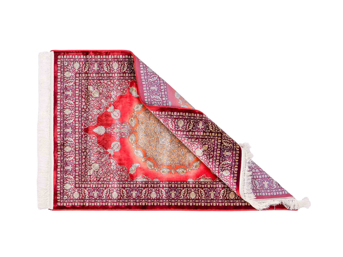 Ghom Maschinenteppich "Anahita" 120 x 80 cm aus pflanzlicher Seide (Viskose) mit Medaillon, Rot-Gold. Teppichnummer: V3RG096M. Persian Luxury Collection by Khademi. Made in Iran / Persia – Vertrieb durch JUPITER Intl.