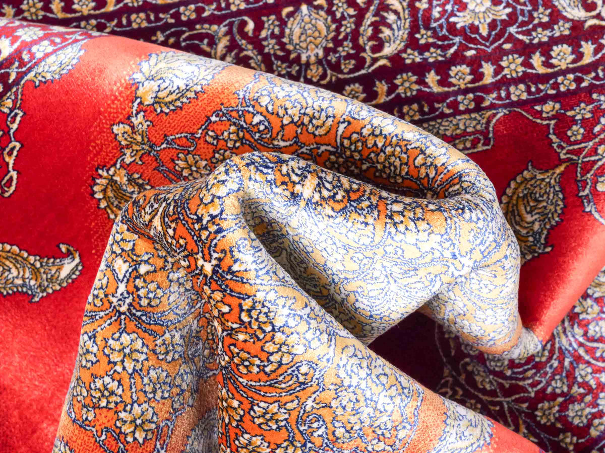 Ghom Maschinenteppich "Anahita" 120 x 80 cm aus pflanzlicher Seide (Viskose) mit Medaillon, Rot-Gold. Teppichnummer: V3RG096M. Persian Luxury Collection by Khademi. Made in Iran / Persia – Vertrieb durch JUPITER Intl.