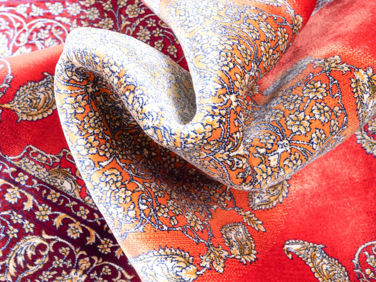 Ghom Maschinenteppich "Anahita" 120 x 80 cm aus pflanzlicher Seide (Viskose) mit Medaillon, Rot-Gold. Teppichnummer: V3RG096M. Persian Luxury Collection by Khademi. Made in Iran / Persia – Vertrieb durch JUPITER Intl.