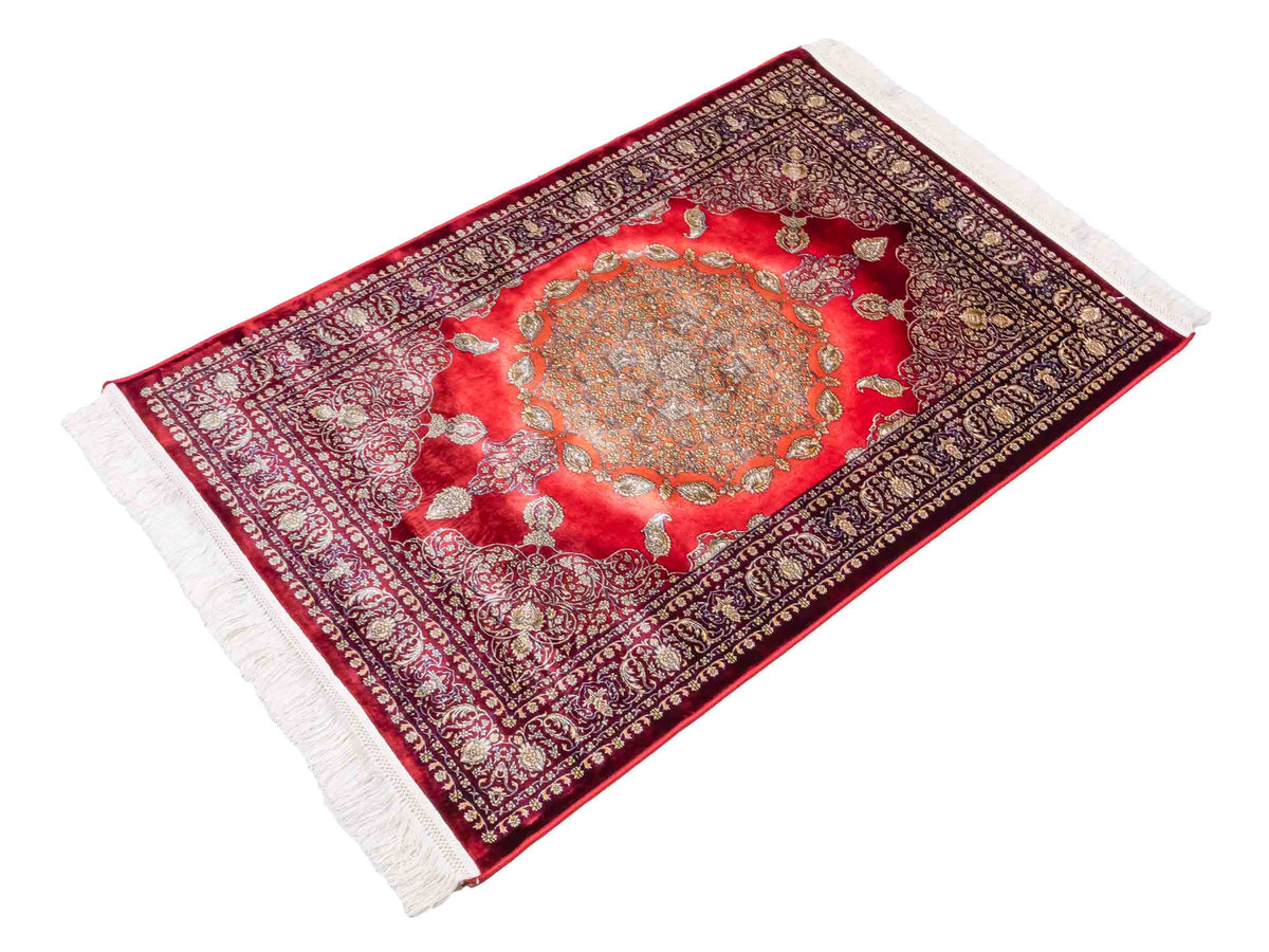 Ghom Maschinenteppich "Anahita" 120 x 80 cm aus pflanzlicher Seide (Viskose) mit Medaillon, Rot-Gold. Teppichnummer: V3RG096M. Persian Luxury Collection by Khademi. Made in Iran / Persia – Vertrieb durch JUPITER Intl.