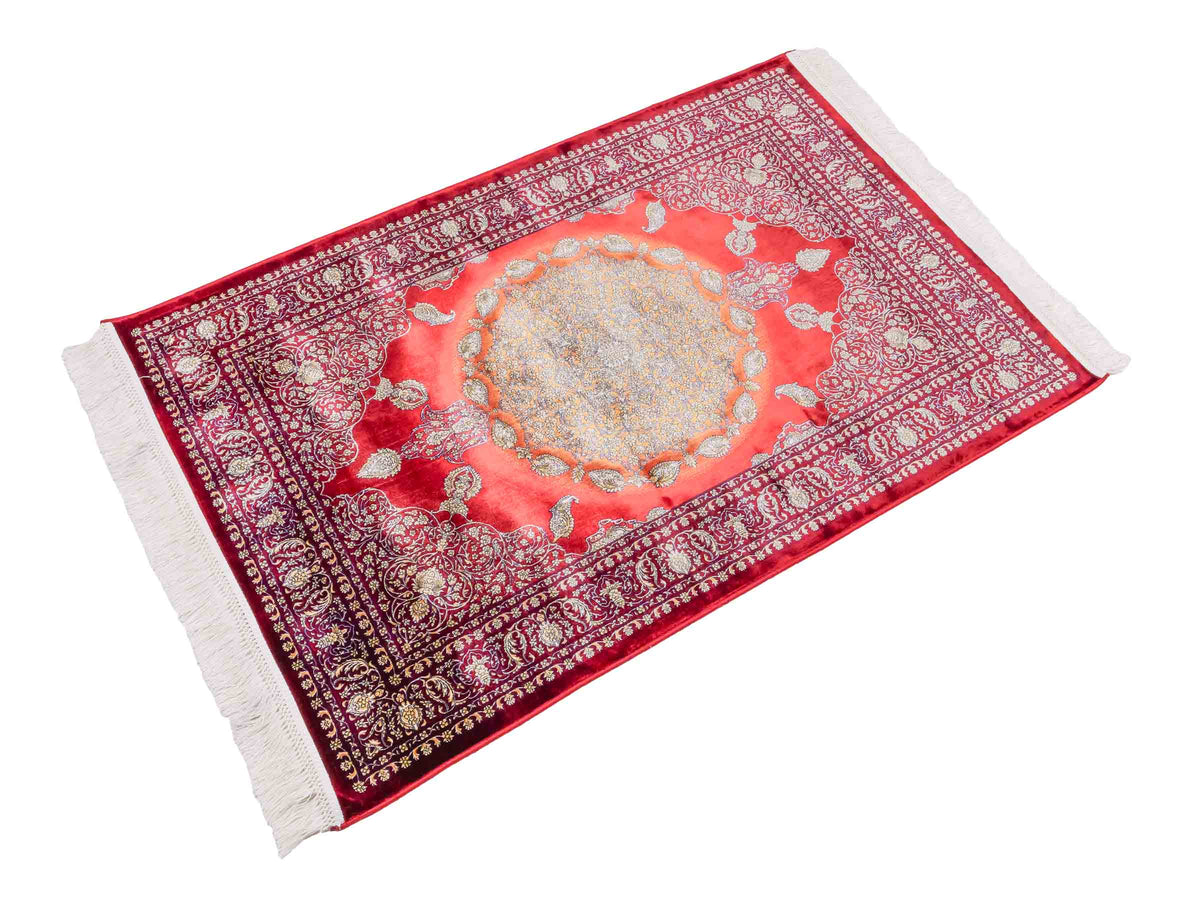 Ghom Maschinenteppich "Anahita" 120 x 80 cm aus pflanzlicher Seide (Viskose) mit Medaillon, Rot-Gold. Teppichnummer: V3RG096M. Persian Luxury Collection by Khademi. Made in Iran / Persia – Vertrieb durch JUPITER Intl.