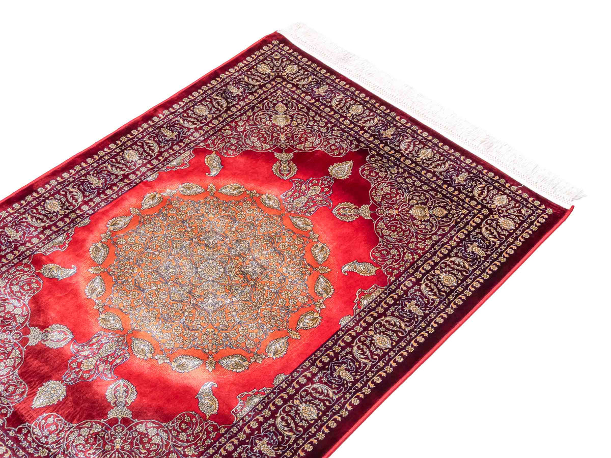 Ghom Maschinenteppich "Anahita" 120 x 80 cm aus pflanzlicher Seide (Viskose) mit Medaillon, Rot-Gold. Teppichnummer: V3RG096M. Persian Luxury Collection by Khademi. Made in Iran / Persia – Vertrieb durch JUPITER Intl.