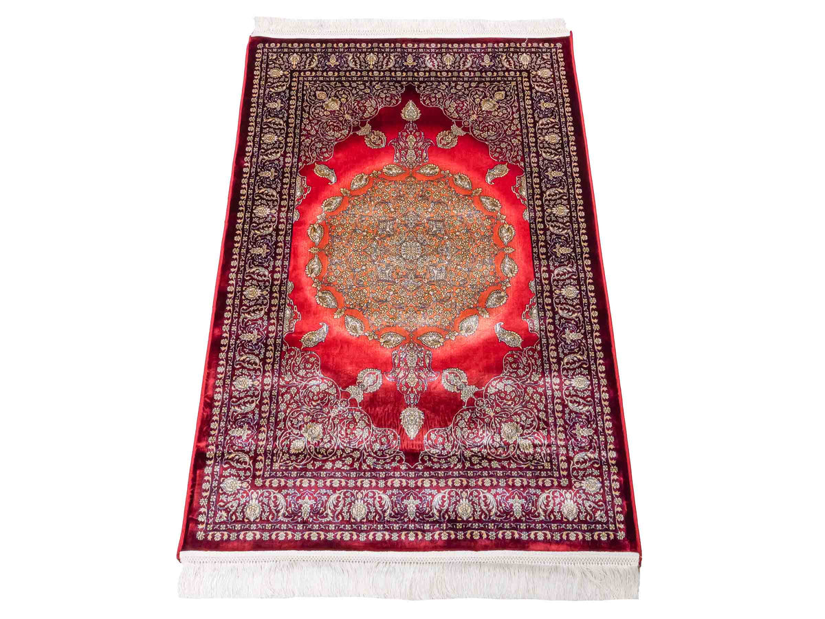 Ghom Maschinenteppich "Anahita" 120 x 80 cm aus pflanzlicher Seide (Viskose) mit Medaillon, Rot-Gold. Teppichnummer: V3RG096M. Persian Luxury Collection by Khademi. Made in Iran / Persia – Vertrieb durch JUPITER Intl.