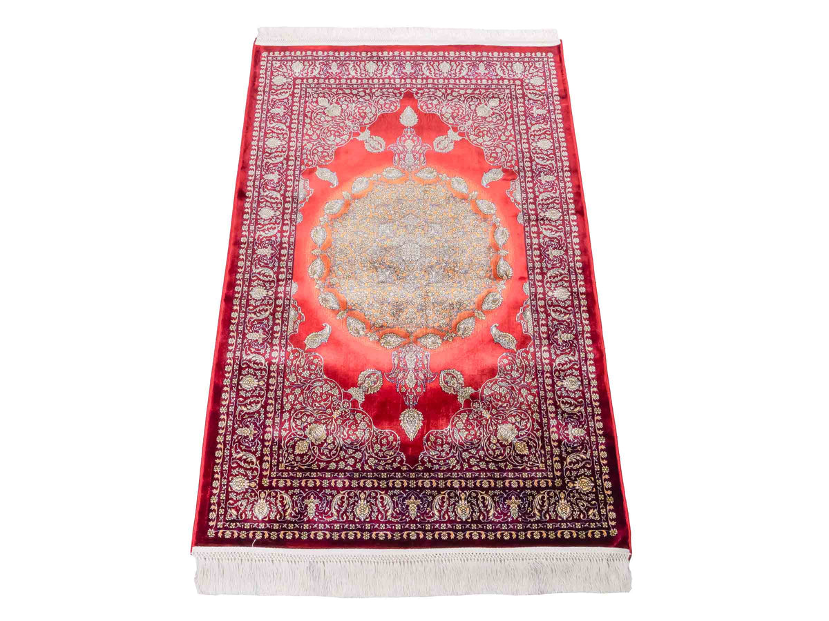 Ghom Maschinenteppich "Anahita" 120 x 80 cm aus pflanzlicher Seide (Viskose) mit Medaillon, Rot-Gold. Teppichnummer: V3RG096M. Persian Luxury Collection by Khademi. Made in Iran / Persia – Vertrieb durch JUPITER Intl.