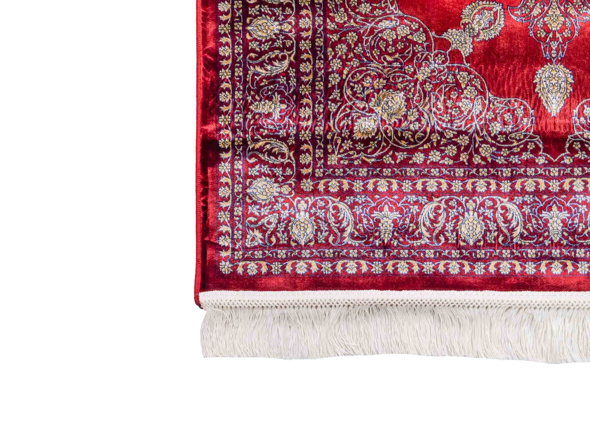 Ghom Maschinenteppich "Anahita" 120 x 80 cm aus pflanzlicher Seide (Viskose) mit Medaillon, Rot-Gold. Teppichnummer: V3RG096M. Persian Luxury Collection by Khademi. Made in Iran / Persia – Vertrieb durch JUPITER Intl.