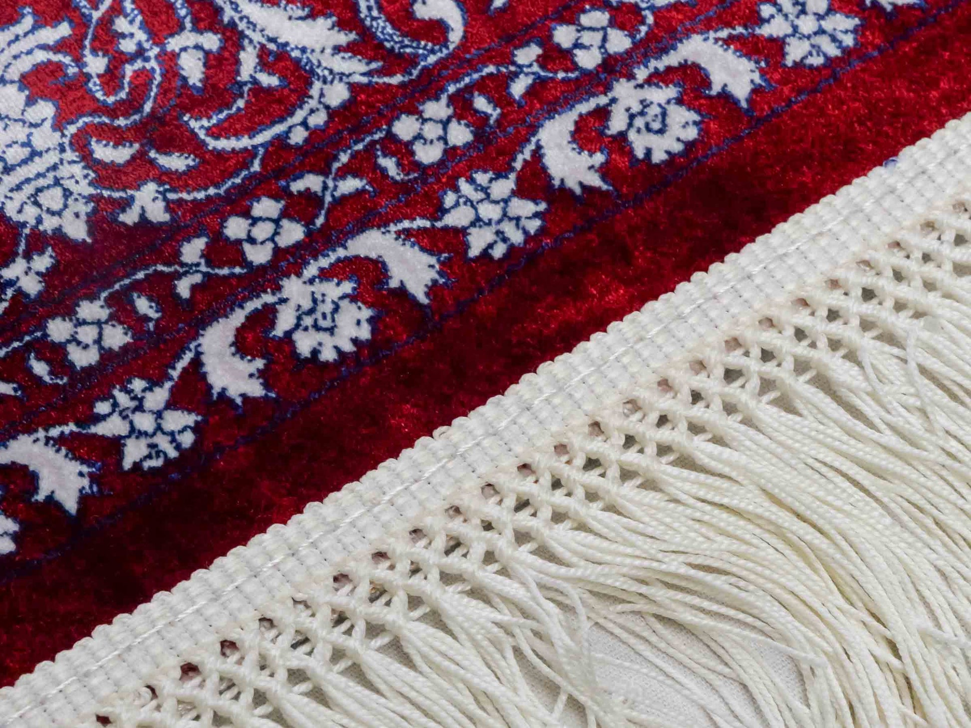 Ghom Maschinenteppich "Anahita" 120 x 80 cm aus pflanzlicher Seide (Viskose) mit Spiegel-Medaillon, Rot. Teppichnummer: V3RD096M. Persian Luxury Collection by Khademi. Made in Iran / Persia – Vertrieb durch JUPITER Intl