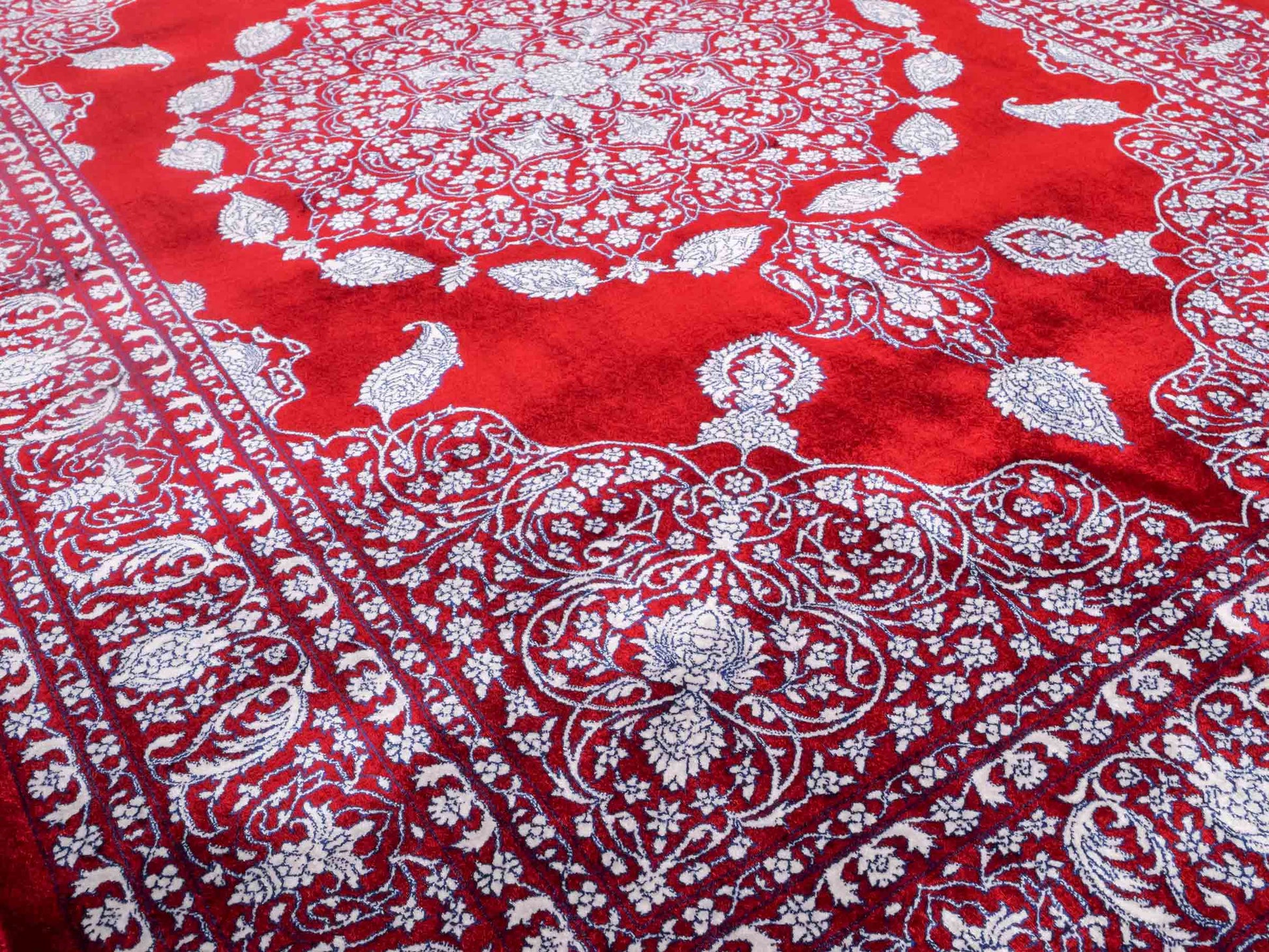 Ghom Maschinenteppich "Anahita" 120 x 80 cm aus pflanzlicher Seide (Viskose) mit Spiegel-Medaillon, Rot. Teppichnummer: V3RD096M. Persian Luxury Collection by Khademi. Made in Iran / Persia – Vertrieb durch JUPITER Intl