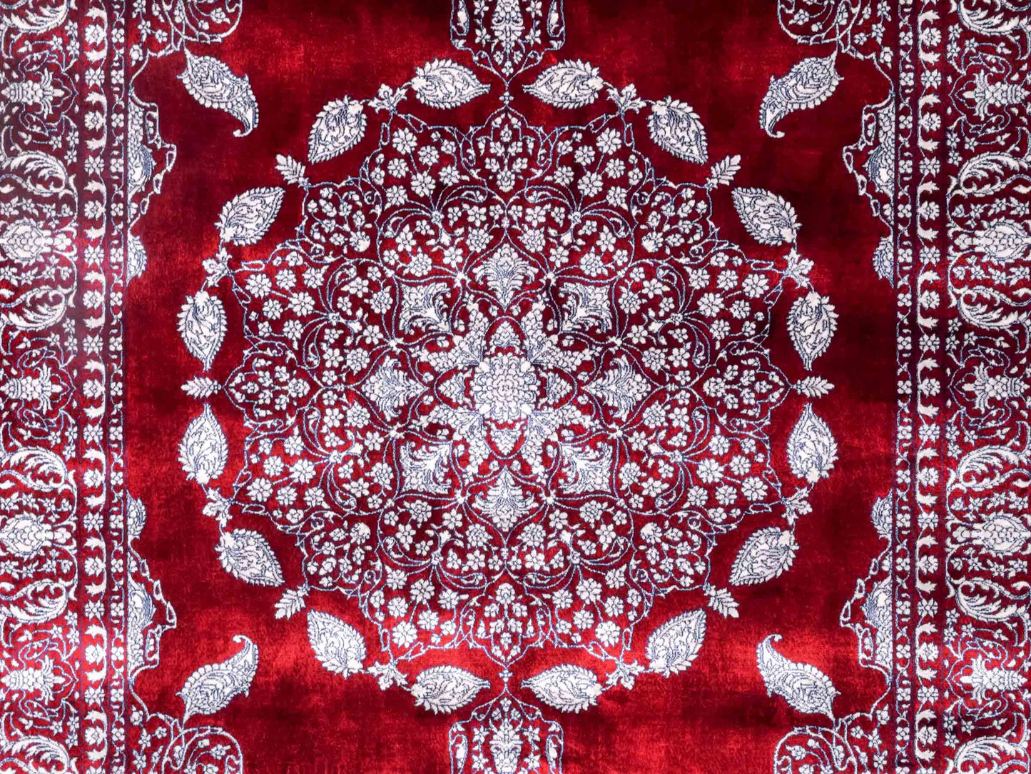 Ghom Maschinenteppich "Anahita" 120 x 80 cm aus pflanzlicher Seide (Viskose) mit Spiegel-Medaillon, Rot. Teppichnummer: V3RD096M. Persian Luxury Collection by Khademi. Made in Iran / Persia – Vertrieb durch JUPITER Intl