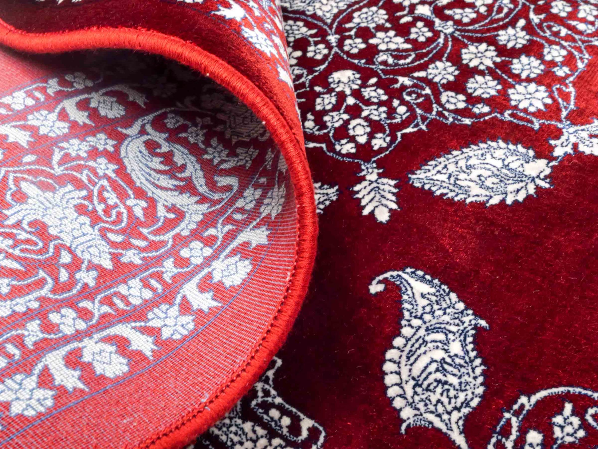 Ghom Maschinenteppich "Anahita" 120 x 80 cm aus pflanzlicher Seide (Viskose) mit Spiegel-Medaillon, Rot. Teppichnummer: V3RD096M. Persian Luxury Collection by Khademi. Made in Iran / Persia – Vertrieb durch JUPITER Intl