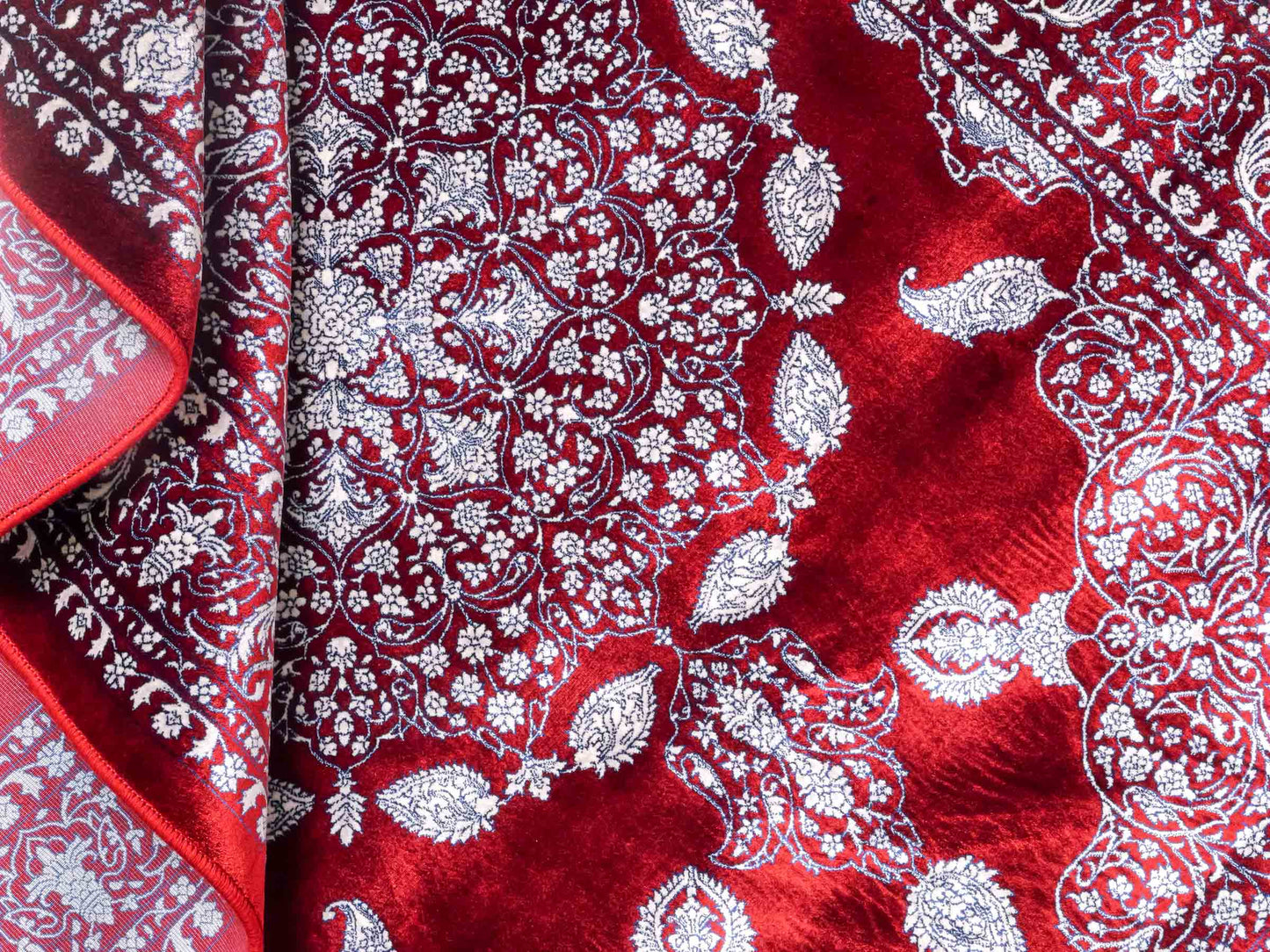 Ghom Maschinenteppich "Anahita" 120 x 80 cm aus pflanzlicher Seide (Viskose) mit Spiegel-Medaillon, Rot. Teppichnummer: V3RD096M. Persian Luxury Collection by Khademi. Made in Iran / Persia – Vertrieb durch JUPITER Intl