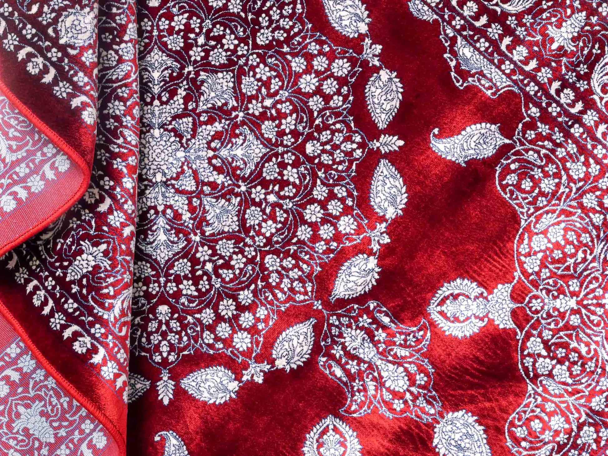Ghom Maschinenteppich "Anahita" 120 x 80 cm aus pflanzlicher Seide (Viskose) mit Spiegel-Medaillon, Rot. Teppichnummer: V3RD096M. Persian Luxury Collection by Khademi. Made in Iran / Persia – Vertrieb durch JUPITER Intl