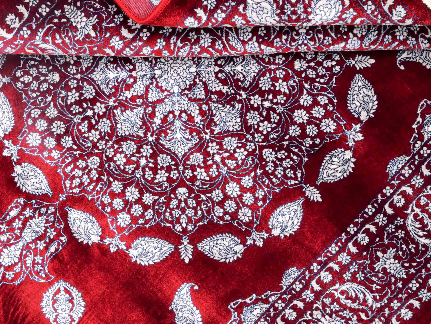Ghom Maschinenteppich "Anahita" 120 x 80 cm aus pflanzlicher Seide (Viskose) mit Spiegel-Medaillon, Rot. Teppichnummer: V3RD096M. Persian Luxury Collection by Khademi. Made in Iran / Persia – Vertrieb durch JUPITER Intl