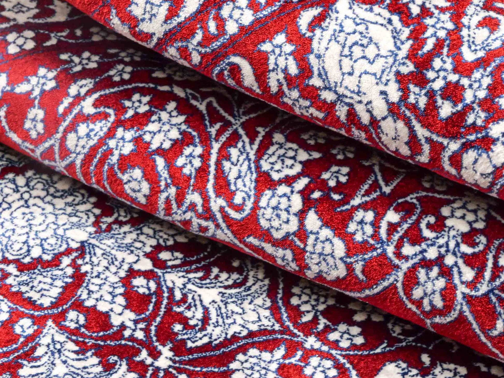 Ghom Maschinenteppich "Anahita" 120 x 80 cm aus pflanzlicher Seide (Viskose) mit Spiegel-Medaillon, Rot. Teppichnummer: V3RD096M. Persian Luxury Collection by Khademi. Made in Iran / Persia – Vertrieb durch JUPITER Intl
