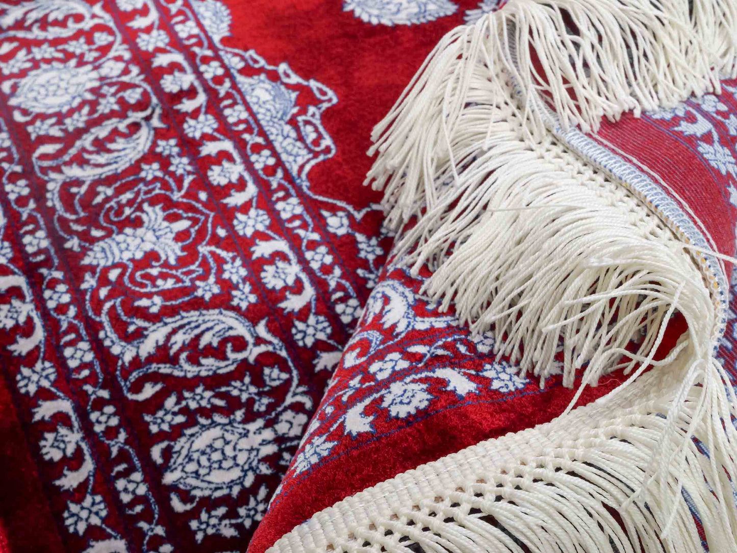 Ghom Maschinenteppich "Anahita" 120 x 80 cm aus pflanzlicher Seide (Viskose) mit Spiegel-Medaillon, Rot. Teppichnummer: V3RD096M. Persian Luxury Collection by Khademi. Made in Iran / Persia – Vertrieb durch JUPITER Intl