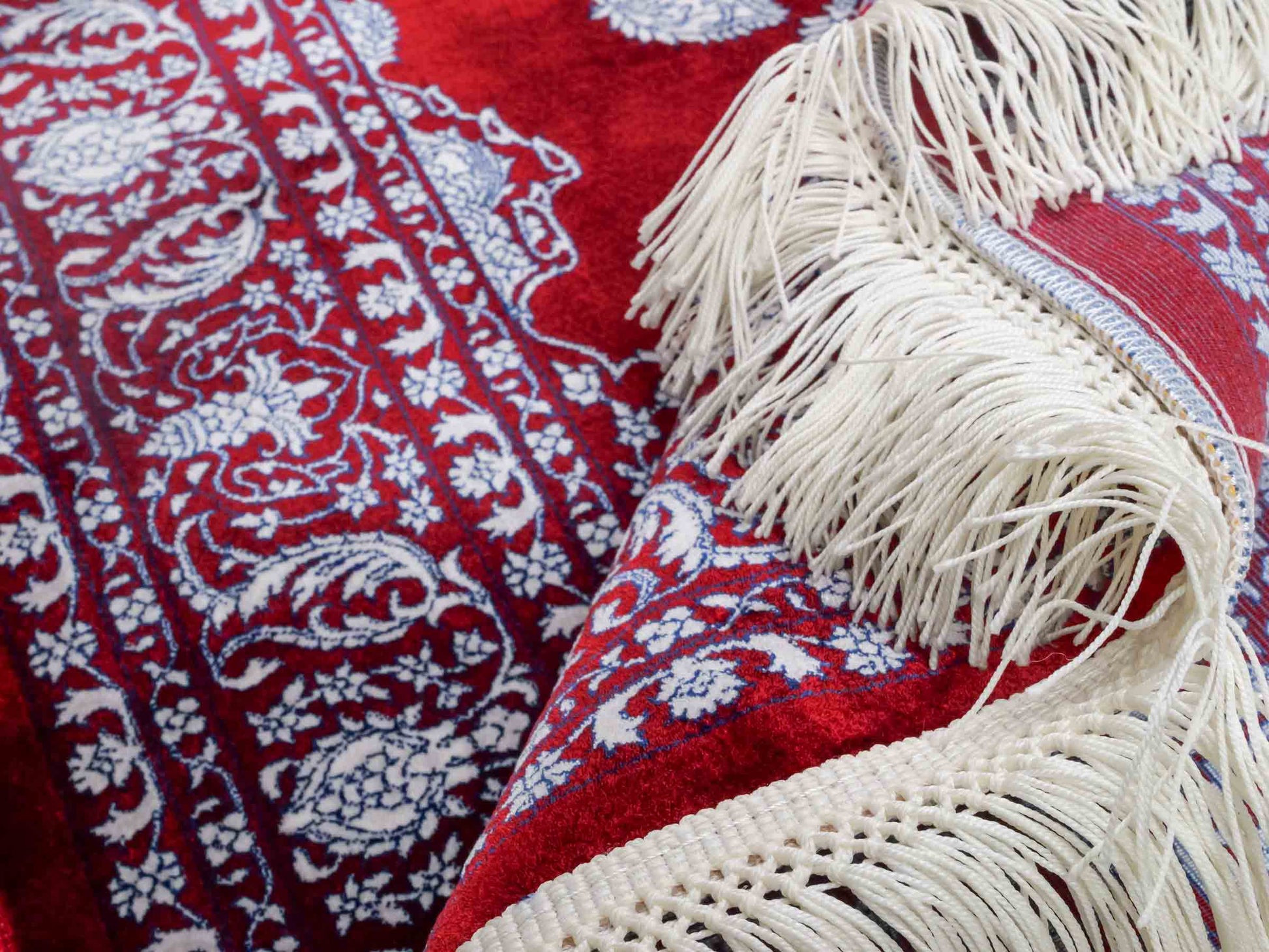 Ghom Maschinenteppich "Anahita" 120 x 80 cm aus pflanzlicher Seide (Viskose) mit Spiegel-Medaillon, Rot. Teppichnummer: V3RD096M. Persian Luxury Collection by Khademi. Made in Iran / Persia – Vertrieb durch JUPITER Intl
