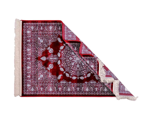 Ghom Maschinenteppich "Anahita" 120 x 80 cm aus pflanzlicher Seide (Viskose) mit Spiegel-Medaillon, Rot. Teppichnummer: V3RD096M. Persian Luxury Collection by Khademi. Made in Iran / Persia – Vertrieb durch JUPITER Intl