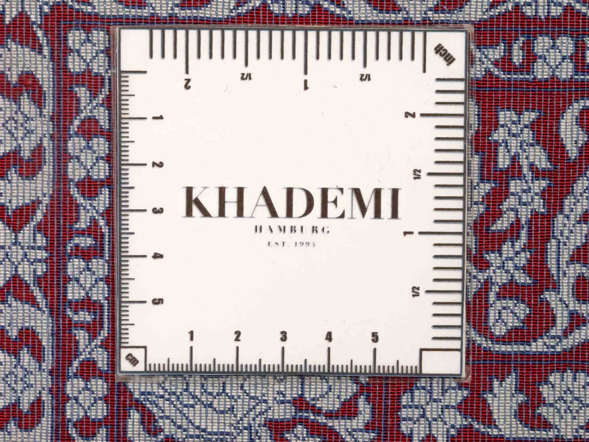 Ghom Maschinenteppich "Anahita" 120 x 80 cm aus pflanzlicher Seide (Viskose) mit Spiegel-Medaillon, Rot. Teppichnummer: V3RD096M. Persian Luxury Collection by Khademi. Made in Iran / Persia – Vertrieb durch JUPITER Intl