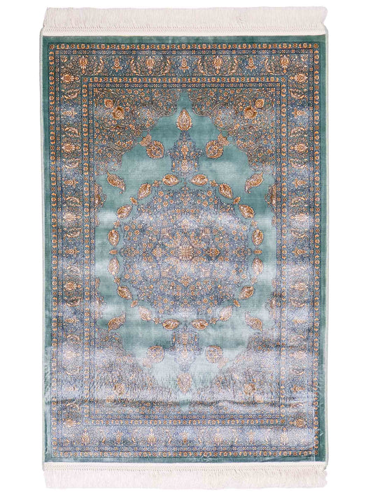 Ghom Maschinenteppich "Anahita" 120 x 80 cm aus pflanzlicher Seide (Viskose) mit Medaillon, Türkis-Gold. Teppichnummer: V3TE096M. Persian Luxury Collection by Khademi. Made in Iran / Persia – Vertrieb durch JUPITER Intl.