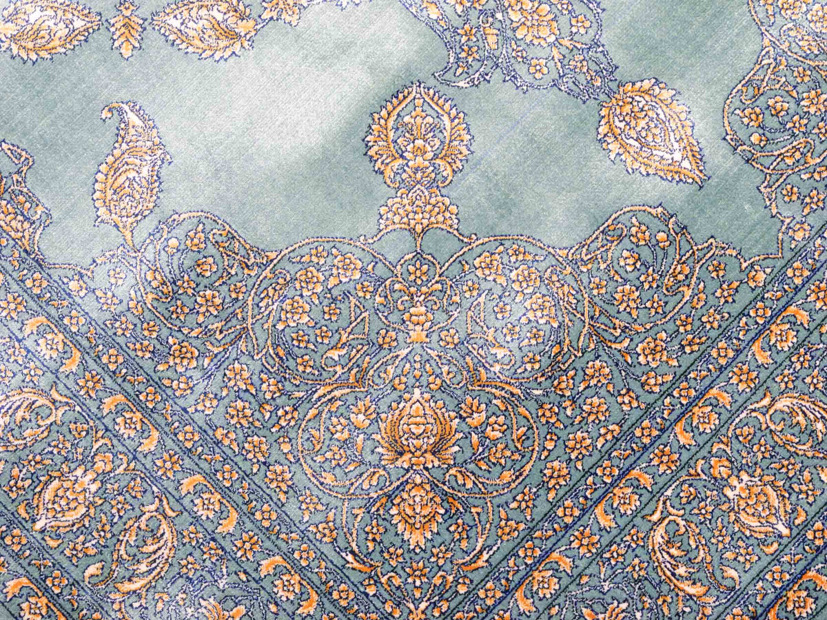 Ghom Maschinenteppich "Anahita" 120 x 80 cm aus pflanzlicher Seide (Viskose) mit Medaillon, Türkis-Gold. Teppichnummer: V3TE096M. Persian Luxury Collection by Khademi. Made in Iran / Persia – Vertrieb durch JUPITER Intl.