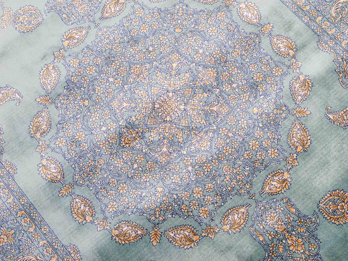 Ghom Maschinenteppich "Anahita" 120 x 80 cm aus pflanzlicher Seide (Viskose) mit Medaillon, Türkis-Gold. Teppichnummer: V3TE096M. Persian Luxury Collection by Khademi. Made in Iran / Persia – Vertrieb durch JUPITER Intl.