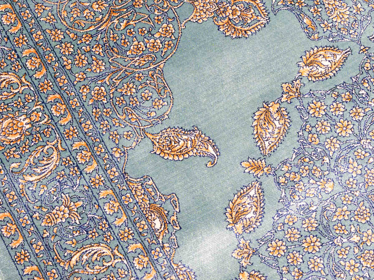 Ghom Maschinenteppich "Anahita" 120 x 80 cm aus pflanzlicher Seide (Viskose) mit Medaillon, Türkis-Gold. Teppichnummer: V3TE096M. Persian Luxury Collection by Khademi. Made in Iran / Persia – Vertrieb durch JUPITER Intl.