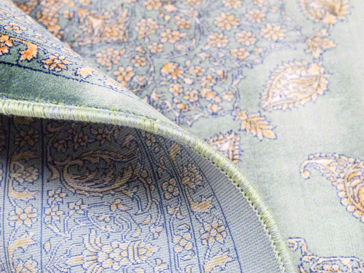 Ghom Maschinenteppich "Anahita" 120 x 80 cm aus pflanzlicher Seide (Viskose) mit Medaillon, Türkis-Gold. Teppichnummer: V3TE096M. Persian Luxury Collection by Khademi. Made in Iran / Persia – Vertrieb durch JUPITER Intl.