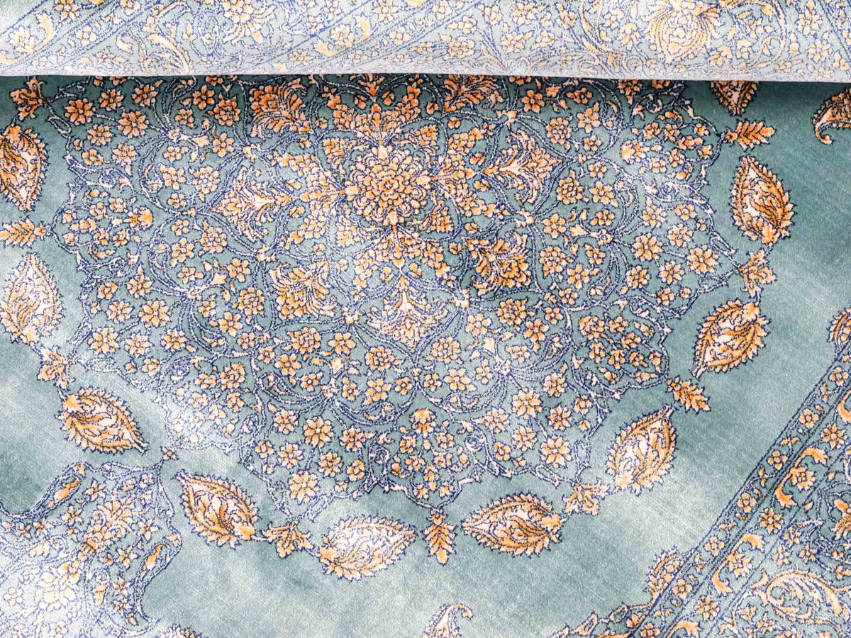 Ghom Maschinenteppich "Anahita" 120 x 80 cm aus pflanzlicher Seide (Viskose) mit Medaillon, Türkis-Gold. Teppichnummer: V3TE096M. Persian Luxury Collection by Khademi. Made in Iran / Persia – Vertrieb durch JUPITER Intl.