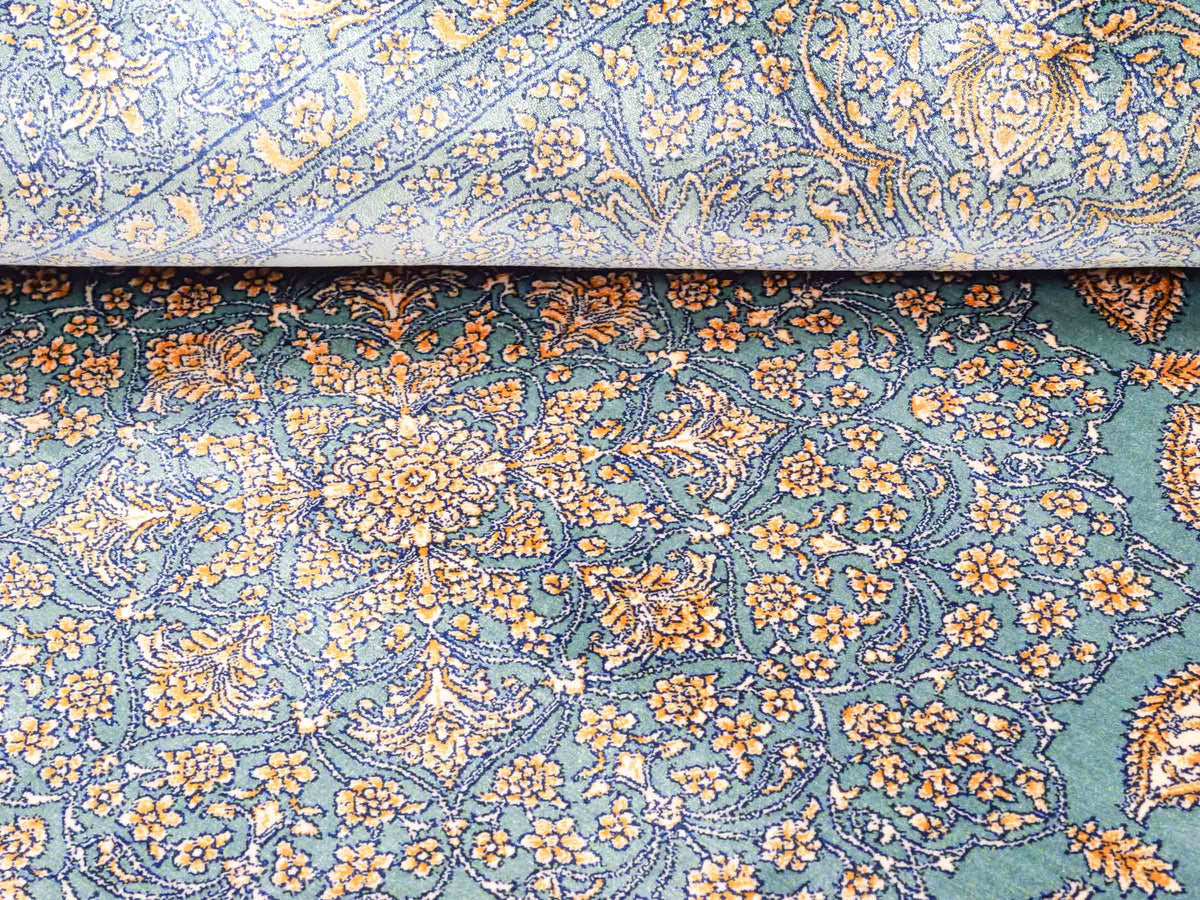 Ghom Maschinenteppich "Anahita" 120 x 80 cm aus pflanzlicher Seide (Viskose) mit Medaillon, Türkis-Gold. Teppichnummer: V3TE096M. Persian Luxury Collection by Khademi. Made in Iran / Persia – Vertrieb durch JUPITER Intl.