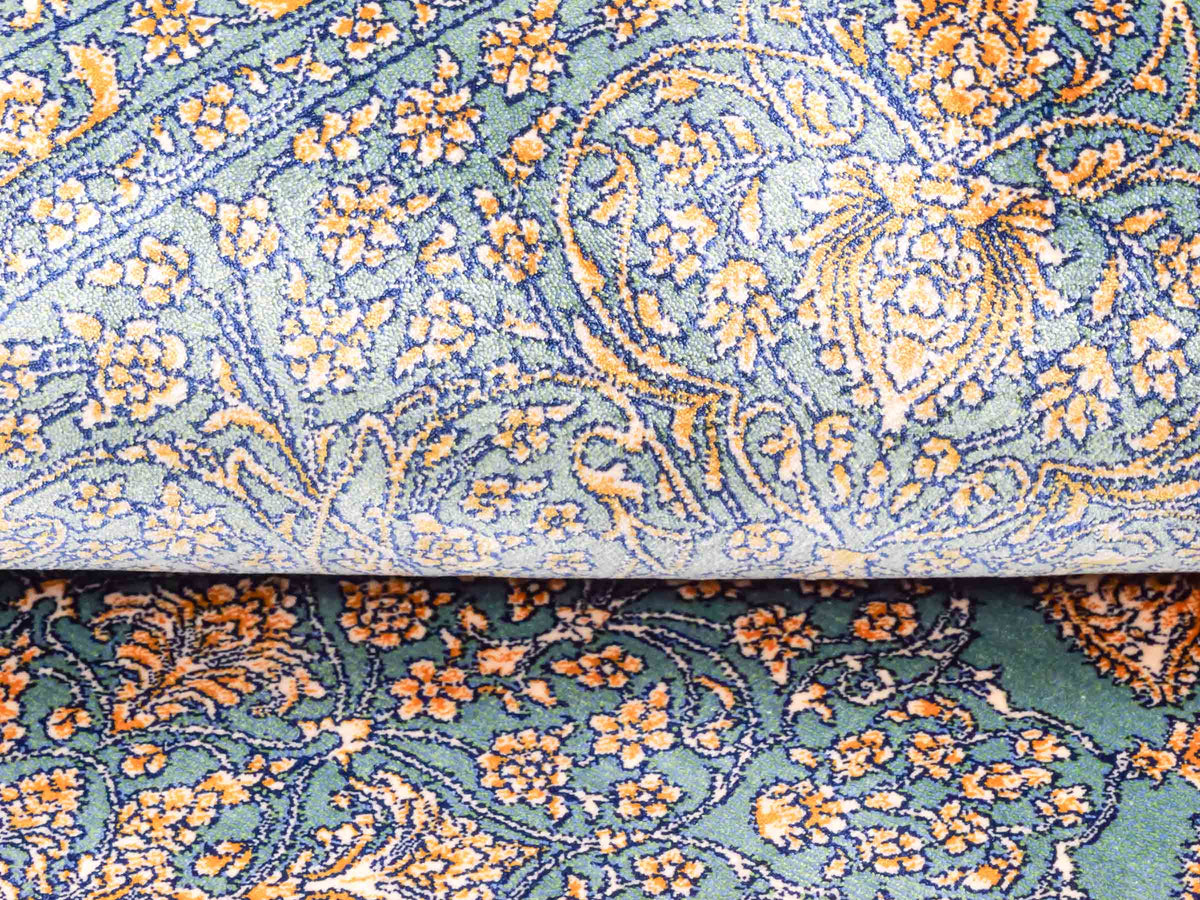 Ghom Maschinenteppich "Anahita" 120 x 80 cm aus pflanzlicher Seide (Viskose) mit Medaillon, Türkis-Gold. Teppichnummer: V3TE096M. Persian Luxury Collection by Khademi. Made in Iran / Persia – Vertrieb durch JUPITER Intl.