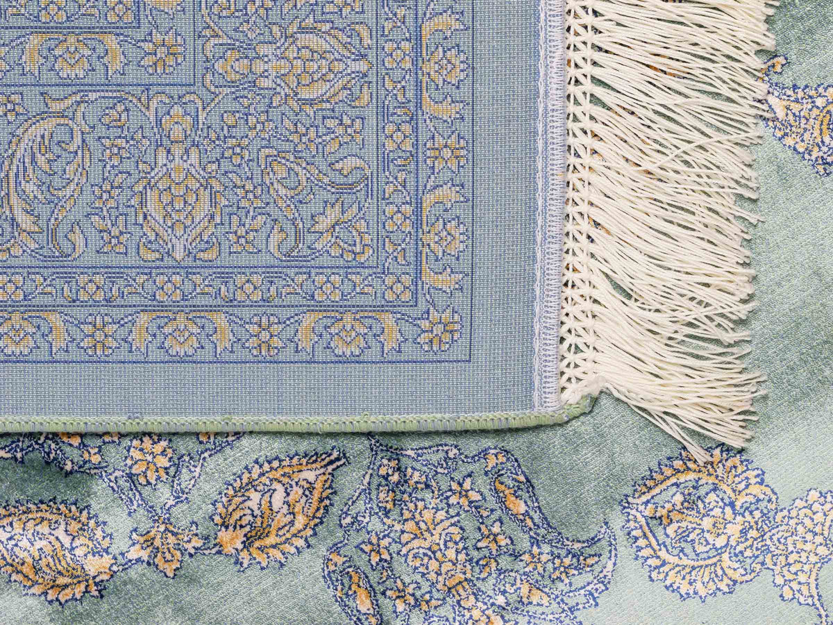 Ghom Maschinenteppich "Anahita" 120 x 80 cm aus pflanzlicher Seide (Viskose) mit Medaillon, Türkis-Gold. Teppichnummer: V3TE096M. Persian Luxury Collection by Khademi. Made in Iran / Persia – Vertrieb durch JUPITER Intl.