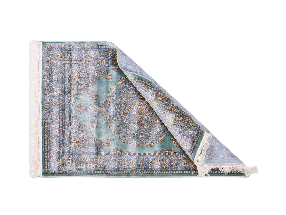 Ghom Maschinenteppich "Anahita" 120 x 80 cm aus pflanzlicher Seide (Viskose) mit Medaillon, Türkis-Gold. Teppichnummer: V3TE096M. Persian Luxury Collection by Khademi. Made in Iran / Persia – Vertrieb durch JUPITER Intl.