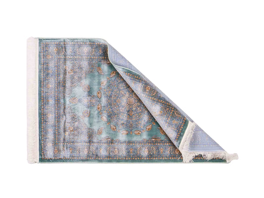 Ghom Maschinenteppich "Anahita" 120 x 80 cm aus pflanzlicher Seide (Viskose) mit Medaillon, Türkis-Gold. Teppichnummer: V3TE096M. Persian Luxury Collection by Khademi. Made in Iran / Persia – Vertrieb durch JUPITER Intl.