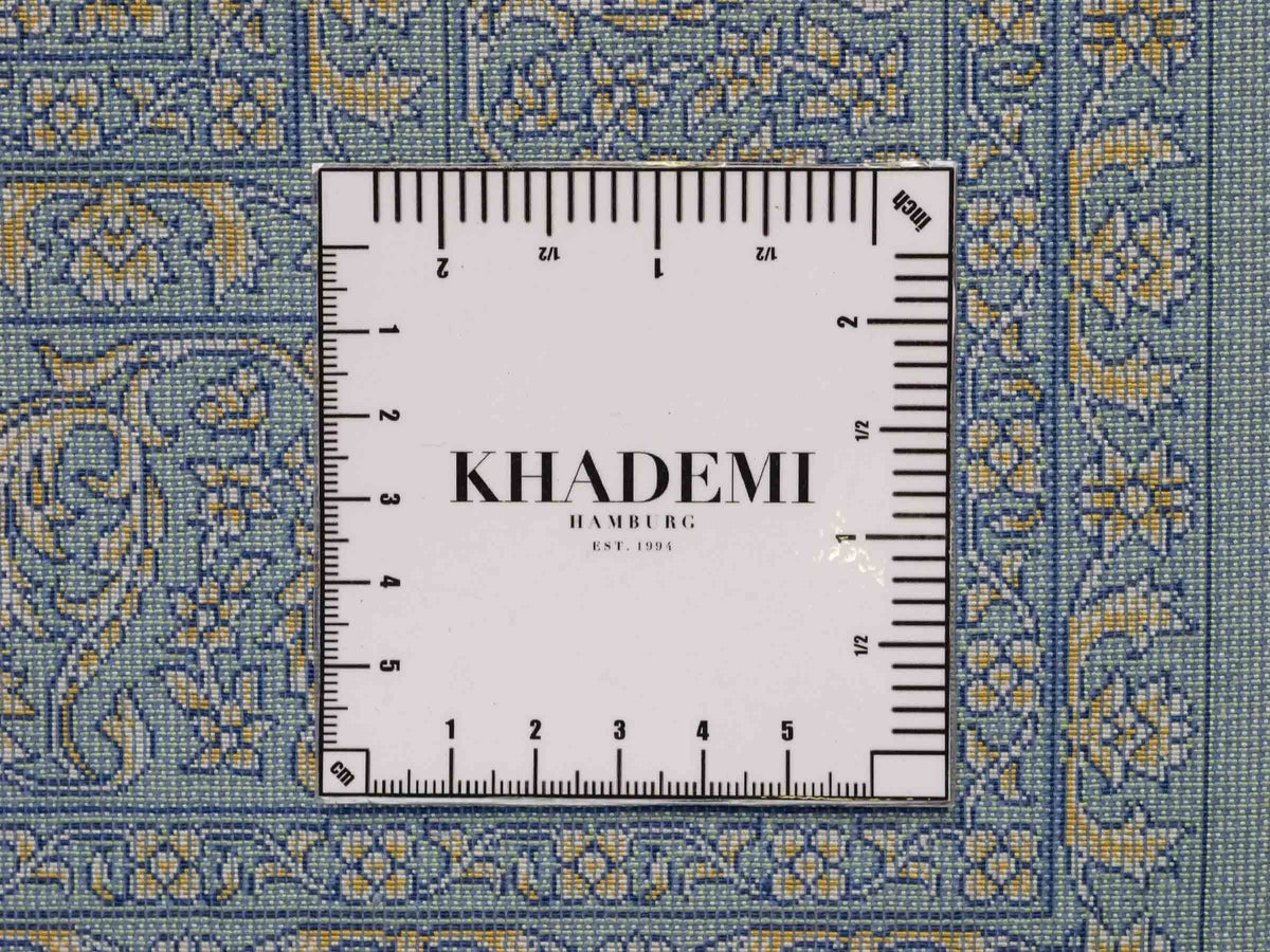 Ghom Maschinenteppich "Anahita" 120 x 80 cm aus pflanzlicher Seide (Viskose) mit Medaillon, Türkis-Gold. Teppichnummer: V3TE096M. Persian Luxury Collection by Khademi. Made in Iran / Persia – Vertrieb durch JUPITER Intl.